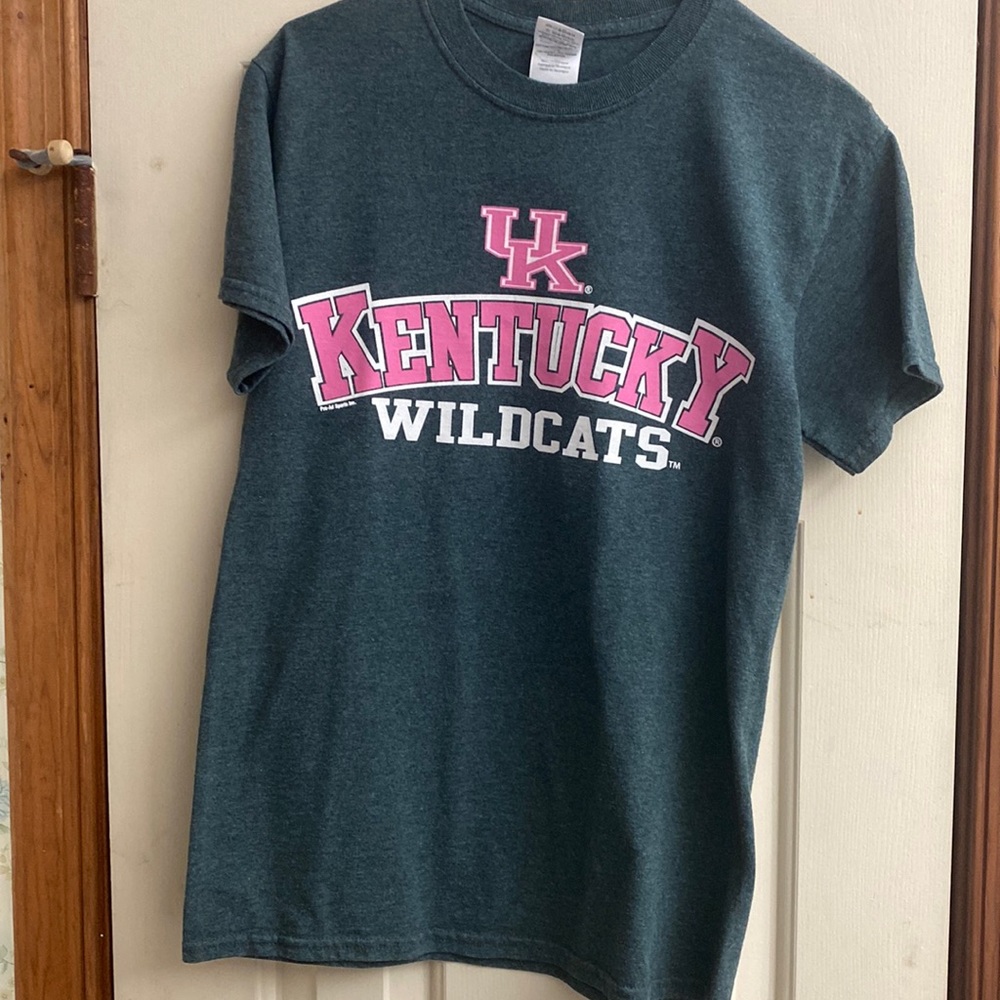 Gildan size small gray UK Wildcats T-Shirt short sleeve.